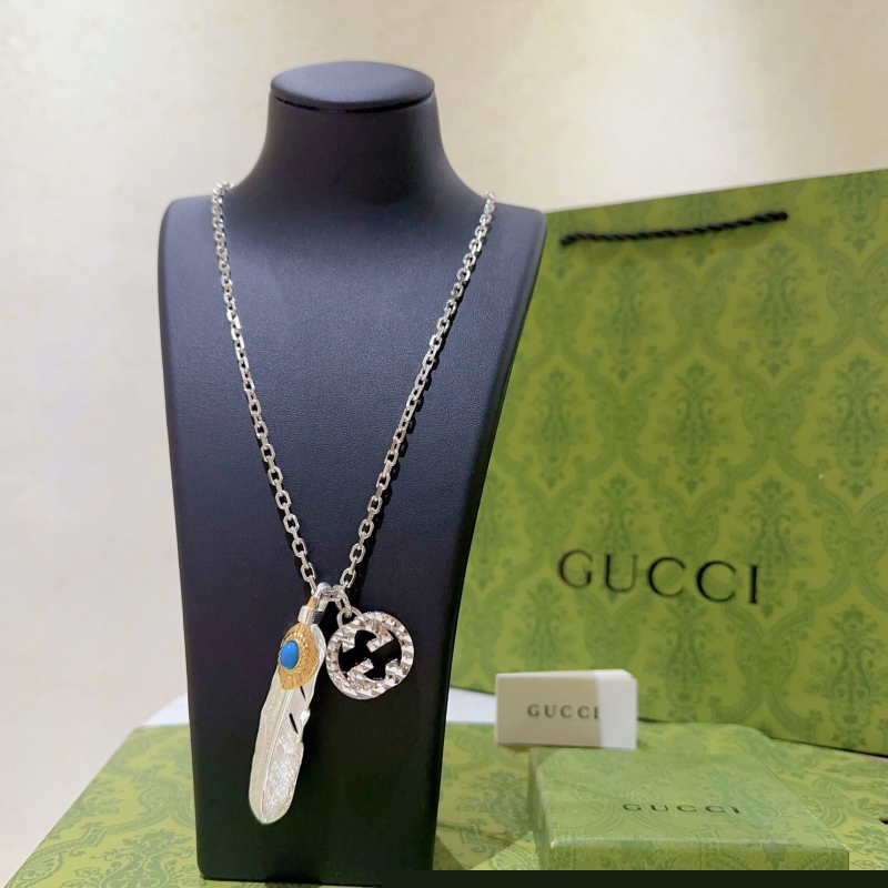 G*u*i necklaces